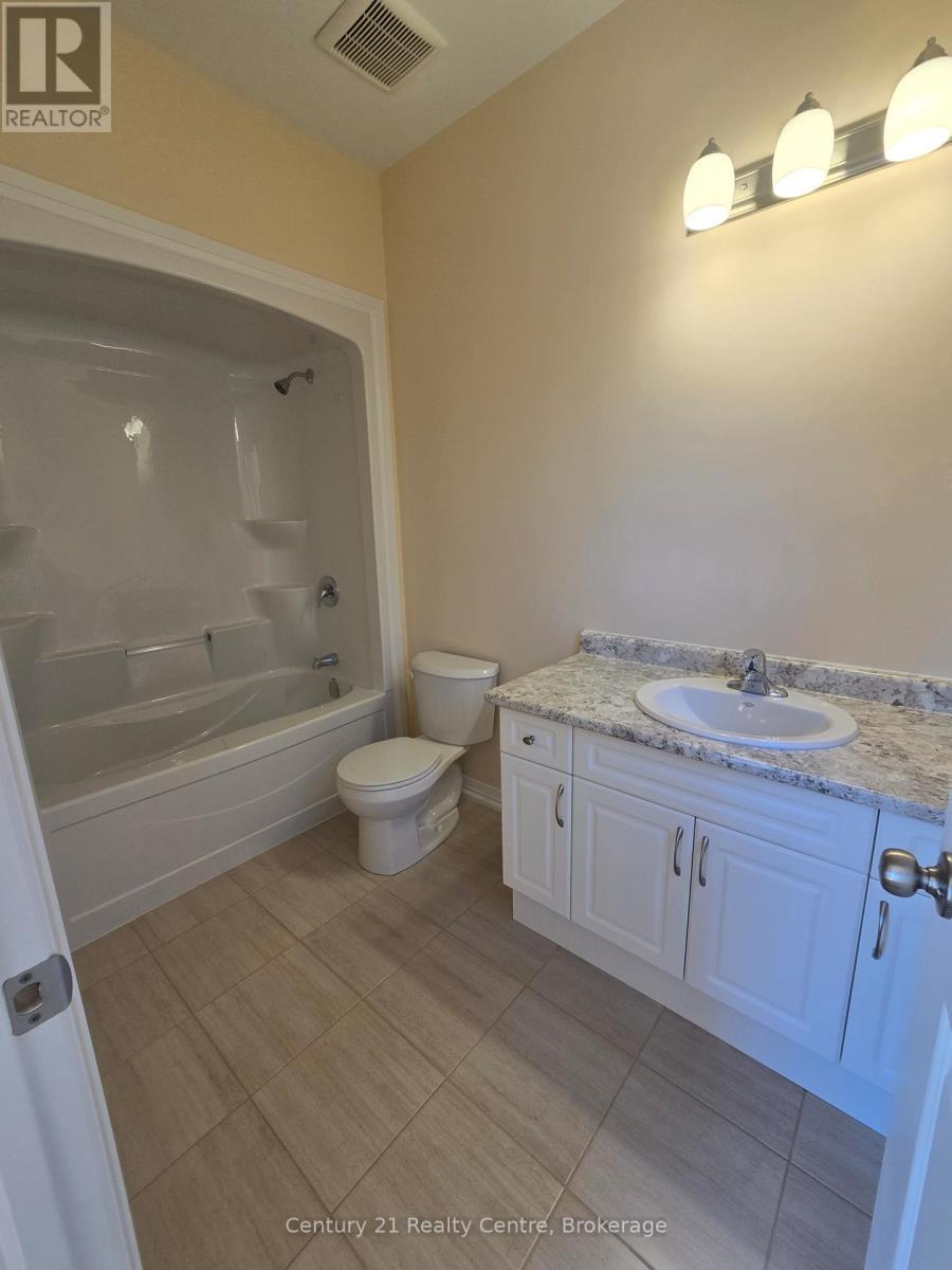 Main Level - 415 Louisa Street, Fort Erie, ON - Indoor Photo Showing Bathroom