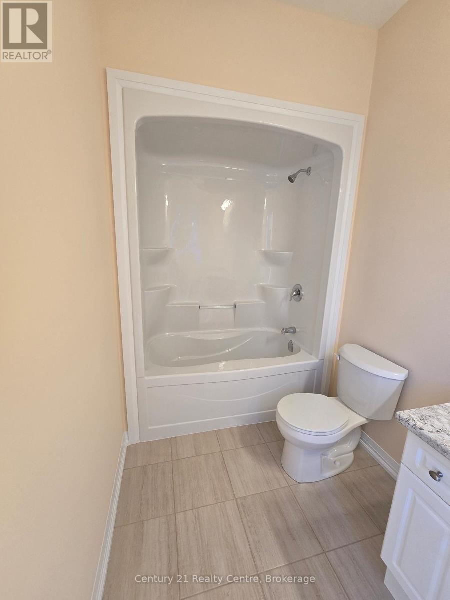 Main Level - 415 Louisa Street, Fort Erie, ON - Indoor Photo Showing Bathroom