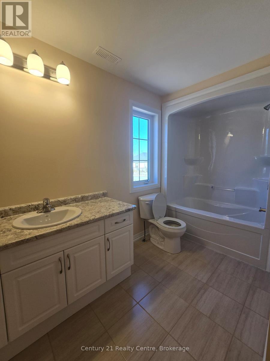 Main Level - 415 Louisa Street, Fort Erie, ON - Indoor Photo Showing Bathroom