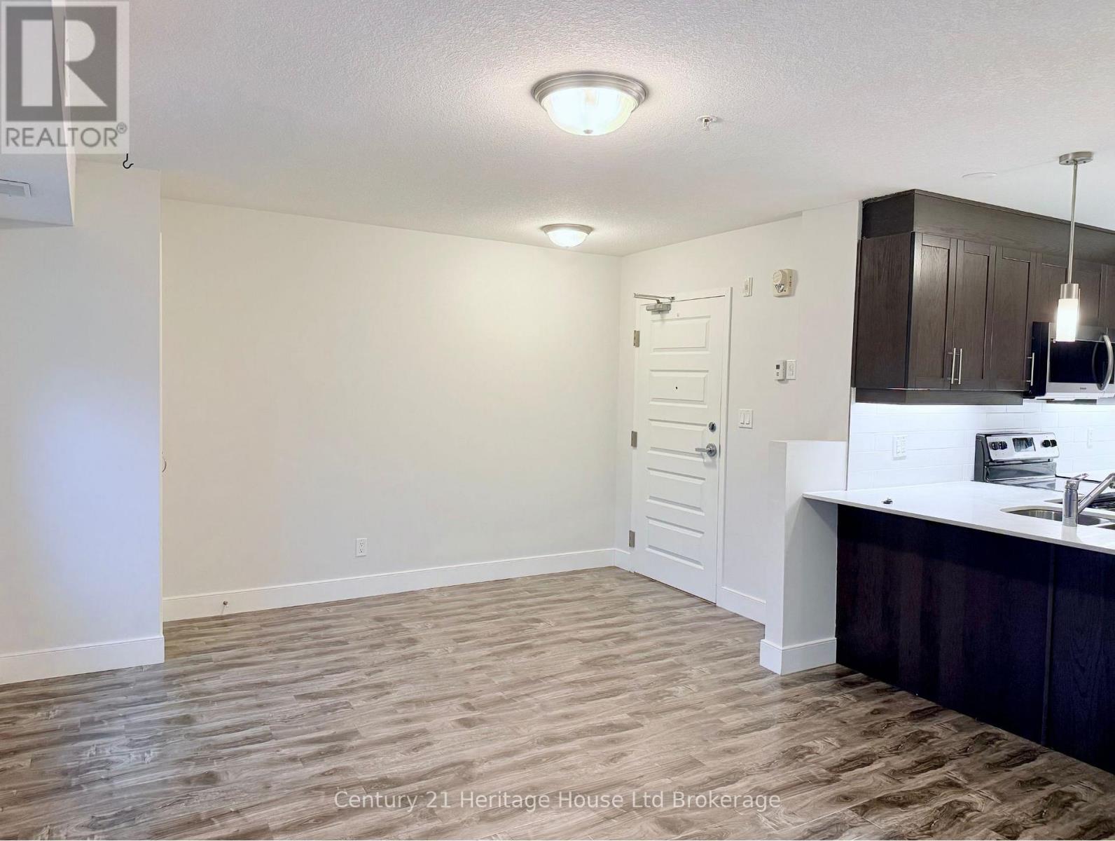 303 - 34 Brock Street, Woodstock (Woodstock - South), ON - Indoor Photo Showing Kitchen