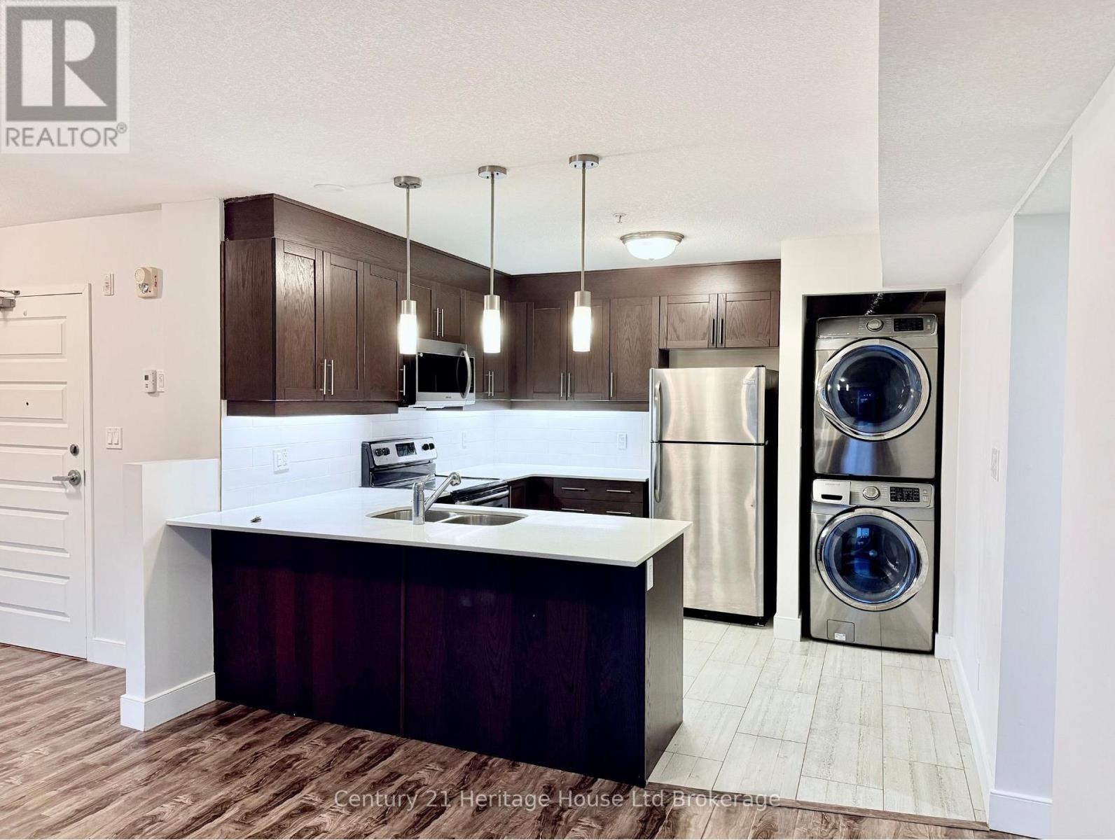 303 - 34 Brock Street, Woodstock (Woodstock - South), ON - Indoor Photo Showing Kitchen With Double Sink