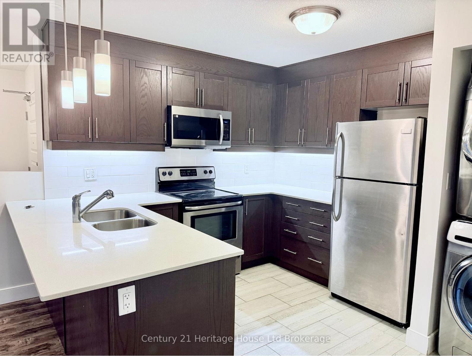 303 - 34 Brock Street, Woodstock (Woodstock - South), ON - Indoor Photo Showing Kitchen With Double Sink