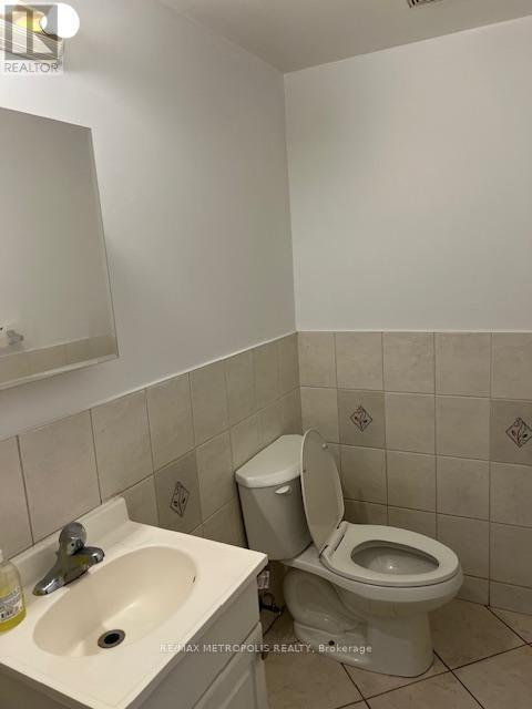 1431 & 1433 Gerrard Street E, Toronto, ON - Indoor Photo Showing Bathroom
