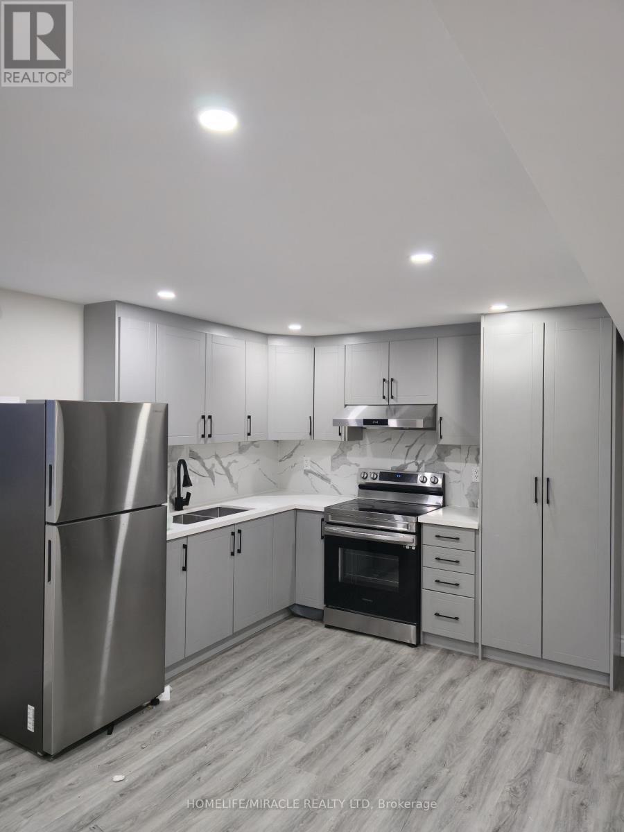 Basement Apartment - 23 Elverton Crescent, Brampton, ON - Indoor Photo Showing Kitchen