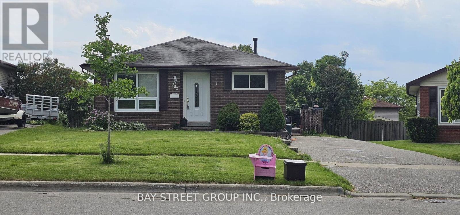 882 Southdown Drive, Oshawa, ON - Outdoor