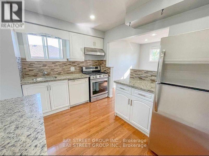 882 Southdown Drive, Oshawa, ON - Indoor Photo Showing Kitchen With Upgraded Kitchen