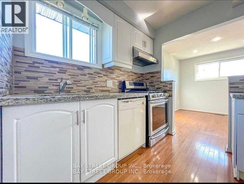 882 Southdown Drive, Oshawa, ON - Indoor Photo Showing Kitchen