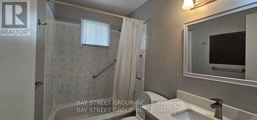 882 Southdown Drive, Oshawa, ON - Indoor Photo Showing Bathroom