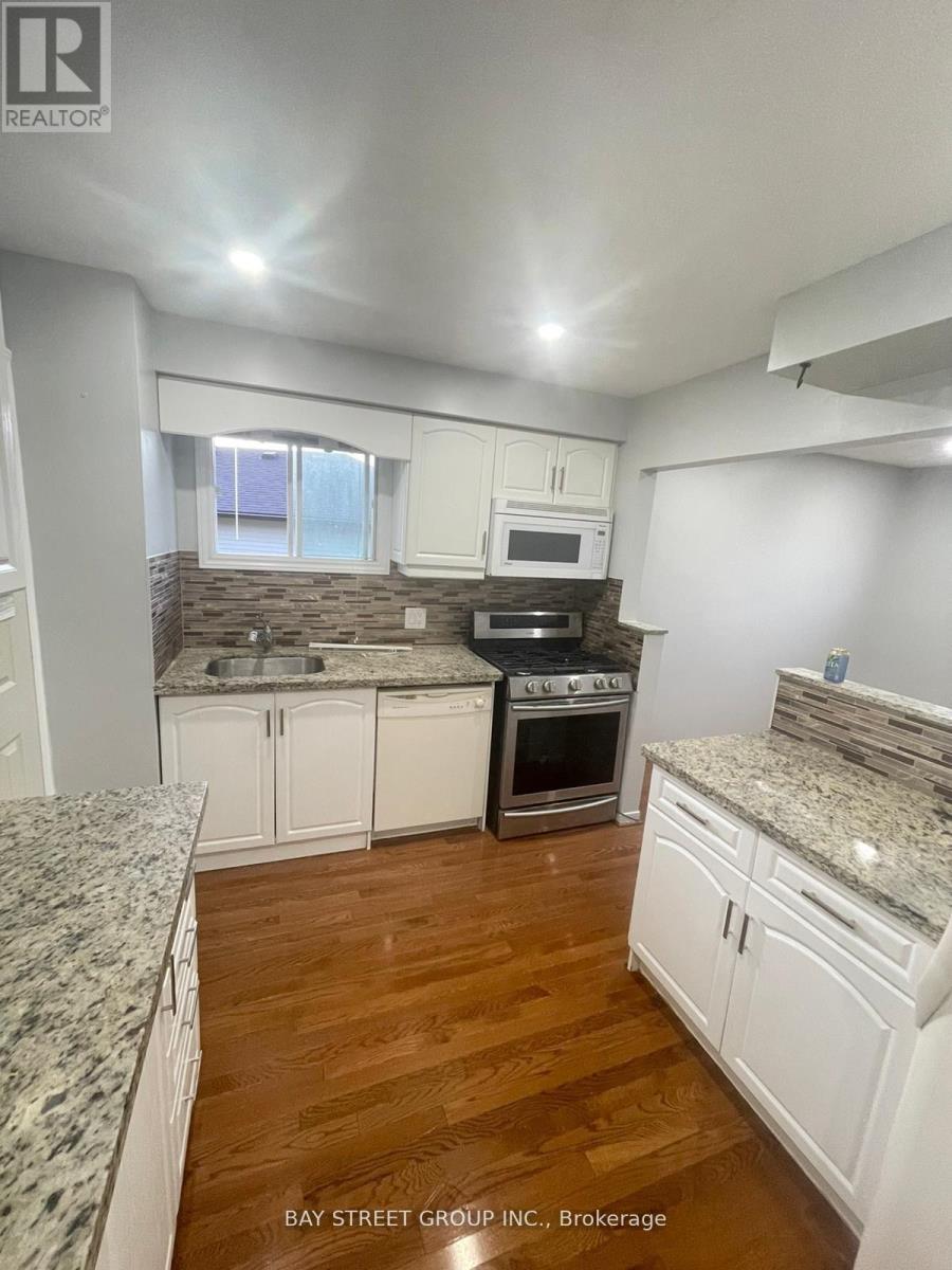 882 Southdown Drive, Oshawa, ON - Indoor Photo Showing Kitchen