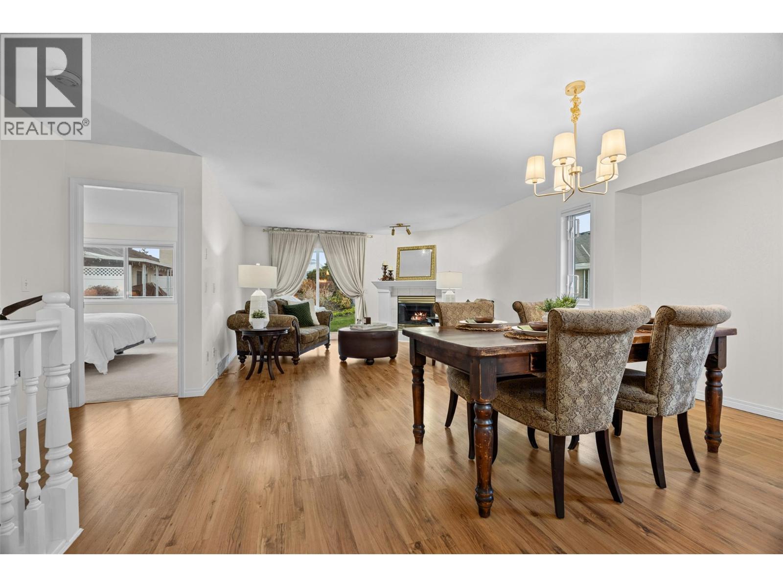 1874 Parkview Crescent Unit# 18, Kelowna, BC - Indoor Photo Showing Dining Room