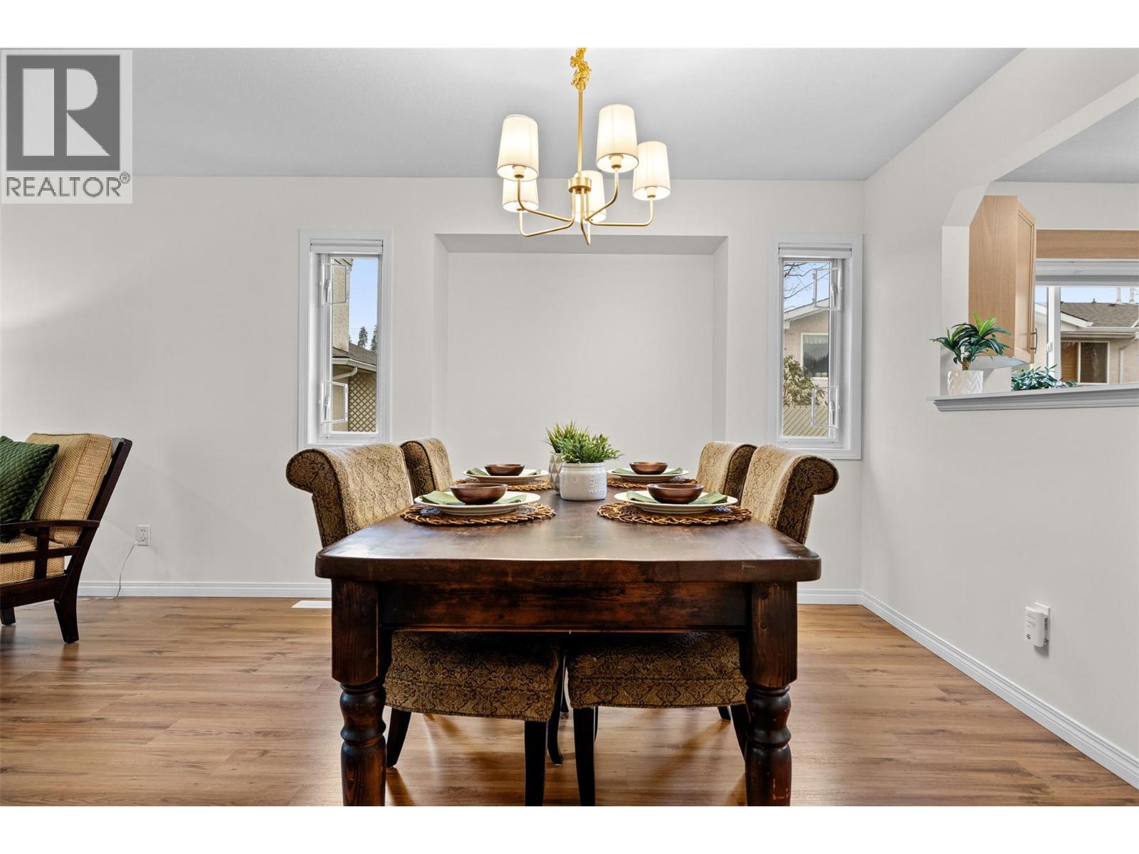 1874 Parkview Crescent Unit# 18, Kelowna, BC - Indoor Photo Showing Dining Room