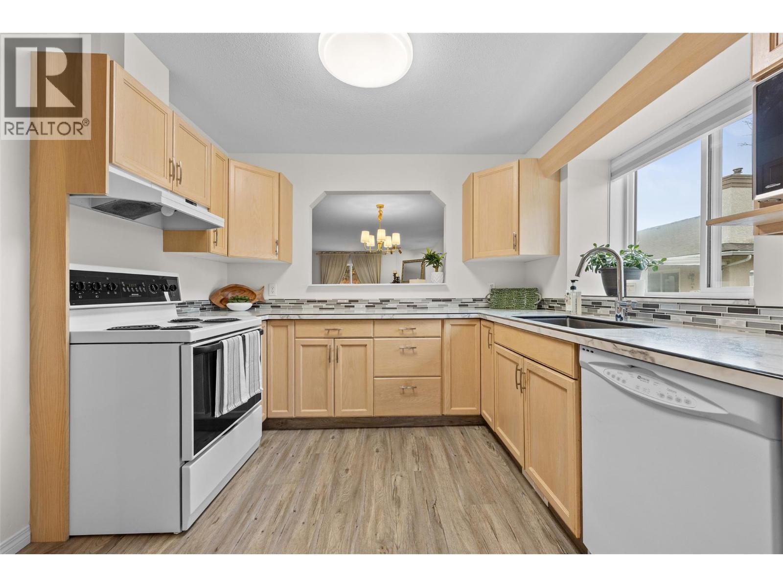 1874 Parkview Crescent Unit# 18, Kelowna, BC - Indoor Photo Showing Kitchen