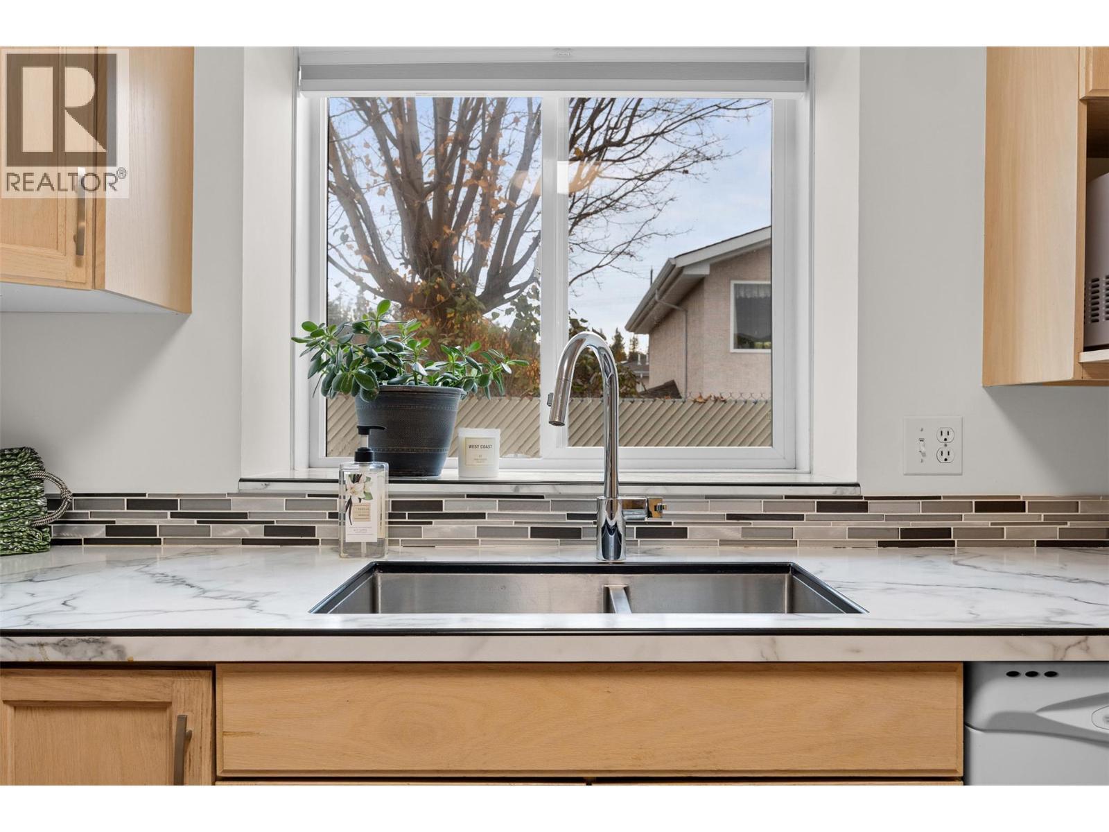 1874 Parkview Crescent Unit# 18, Kelowna, BC - Indoor Photo Showing Kitchen With Double Sink