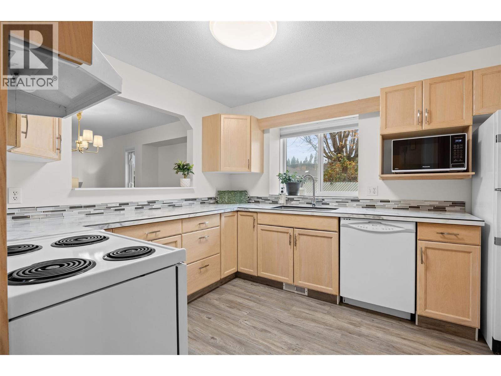 1874 Parkview Crescent Unit# 18, Kelowna, BC - Indoor Photo Showing Kitchen