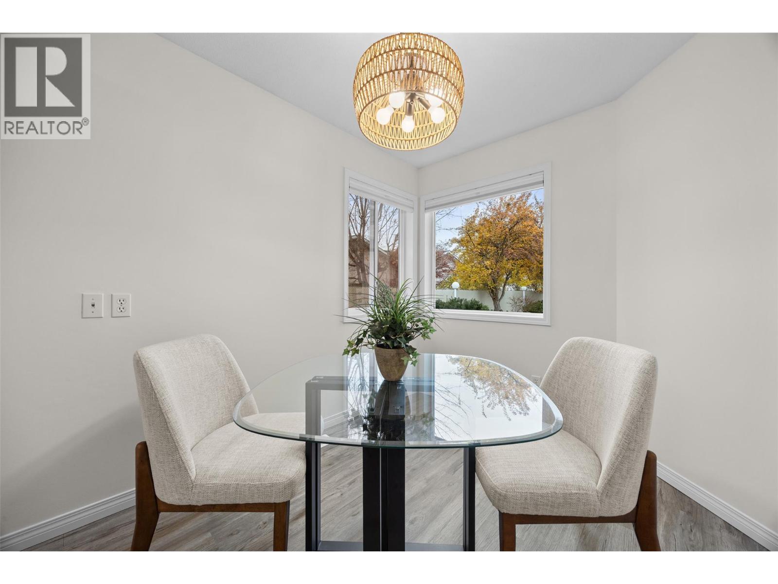 1874 Parkview Crescent Unit# 18, Kelowna, BC - Indoor Photo Showing Dining Room