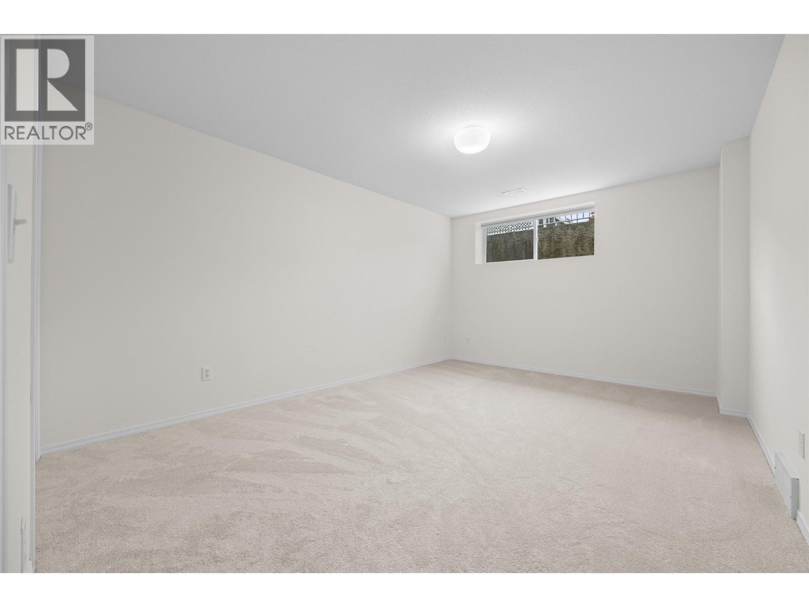 1874 Parkview Crescent Unit# 18, Kelowna, BC - Indoor Photo Showing Other Room