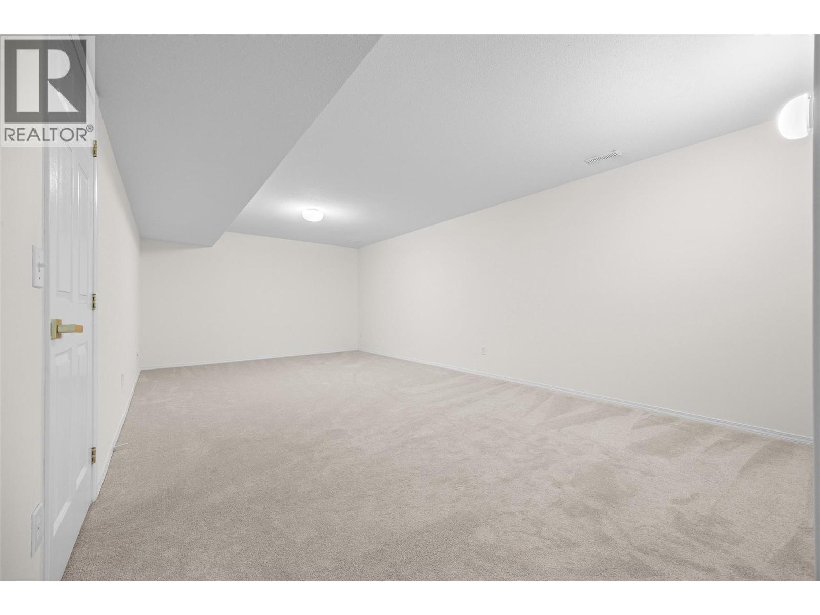 1874 Parkview Crescent Unit# 18, Kelowna, BC - Indoor Photo Showing Other Room