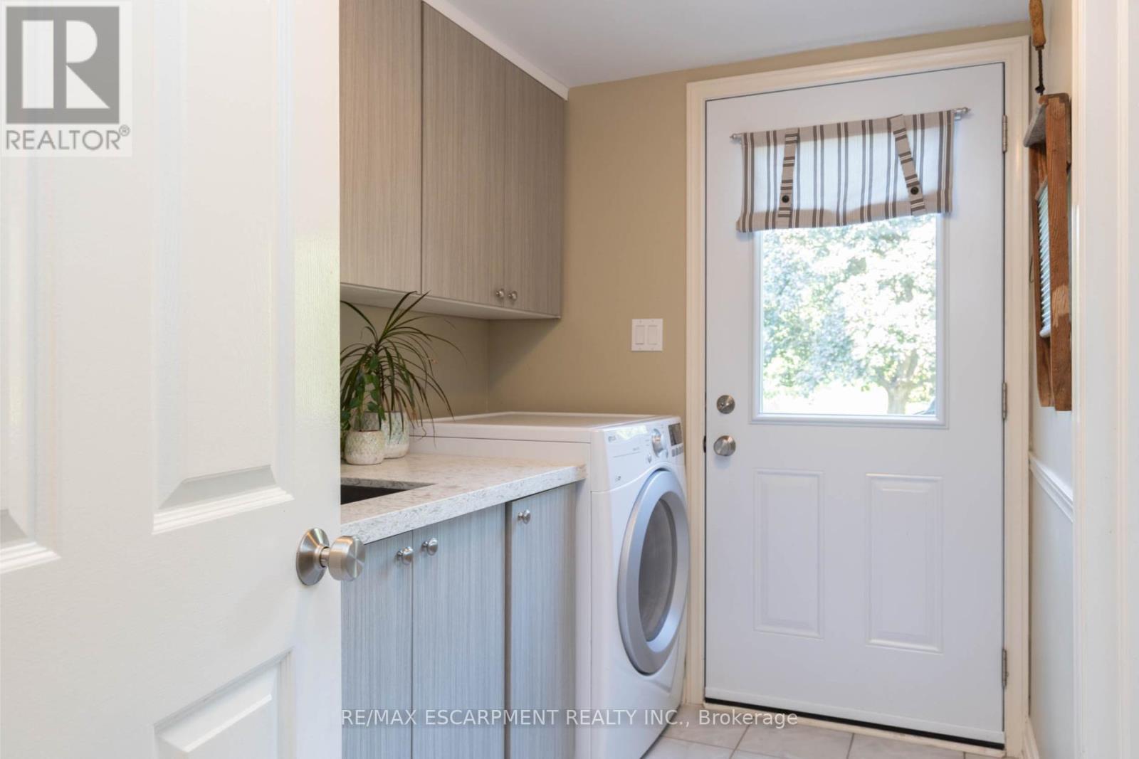 1416 Progreston Road, Hamilton, ON - Indoor Photo Showing Laundry Room