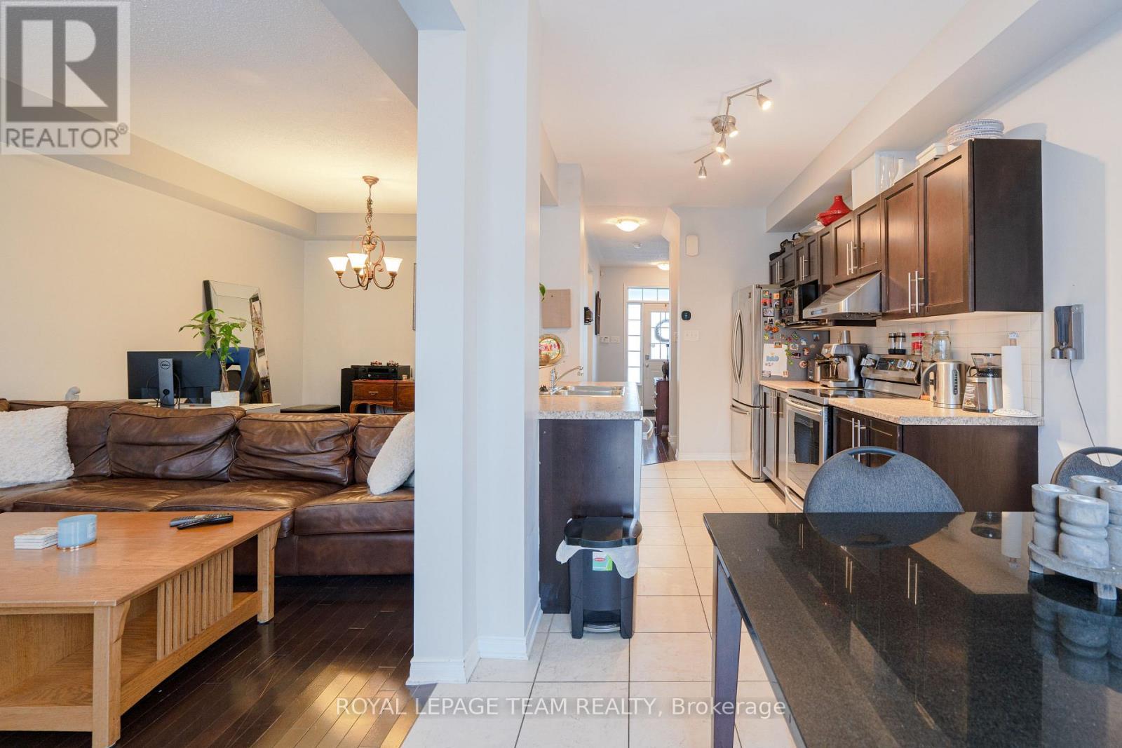 819 Tabaret Street, Ottawa, ON - Indoor Photo Showing Living Room