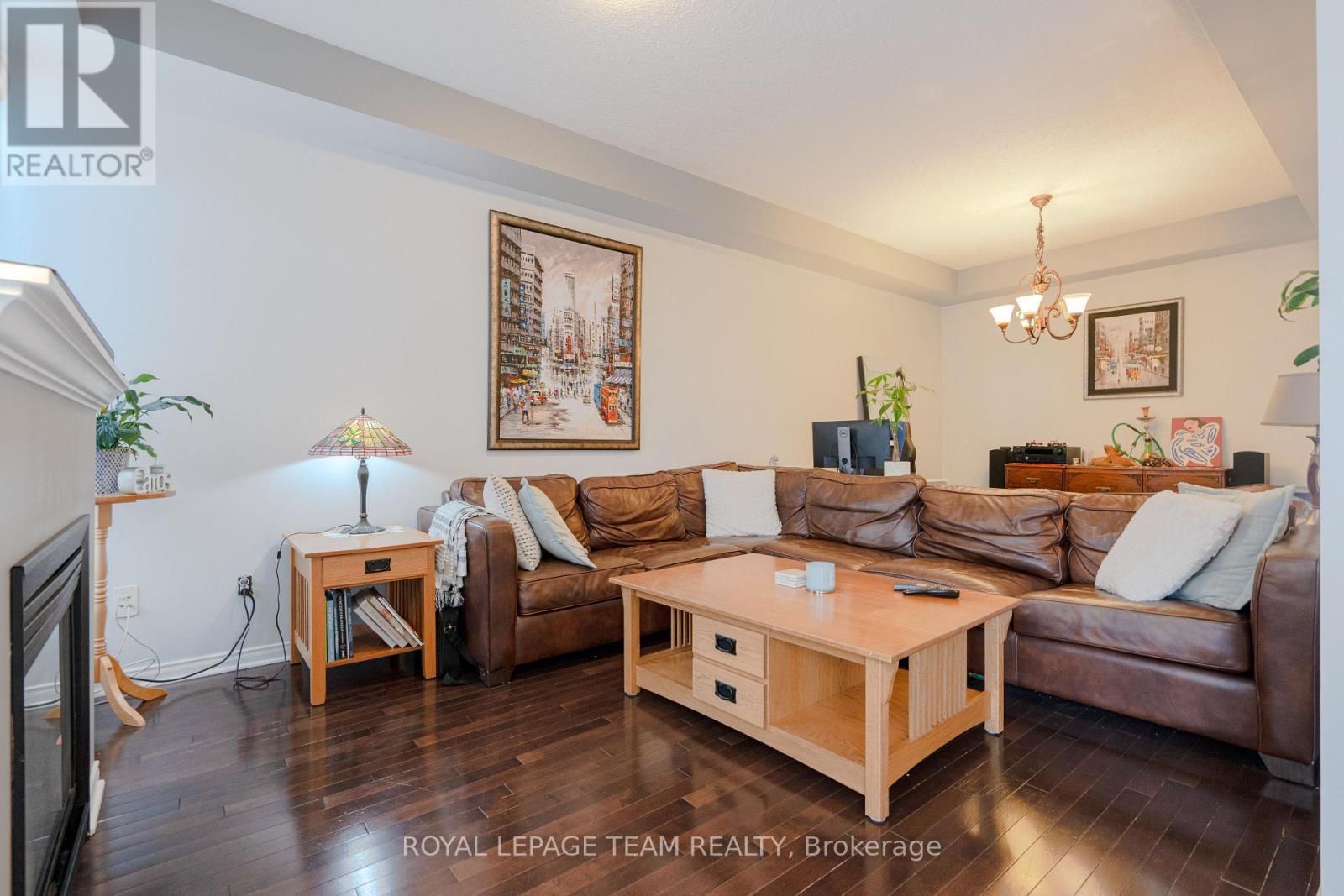 819 Tabaret Street, Ottawa, ON - Indoor Photo Showing Living Room