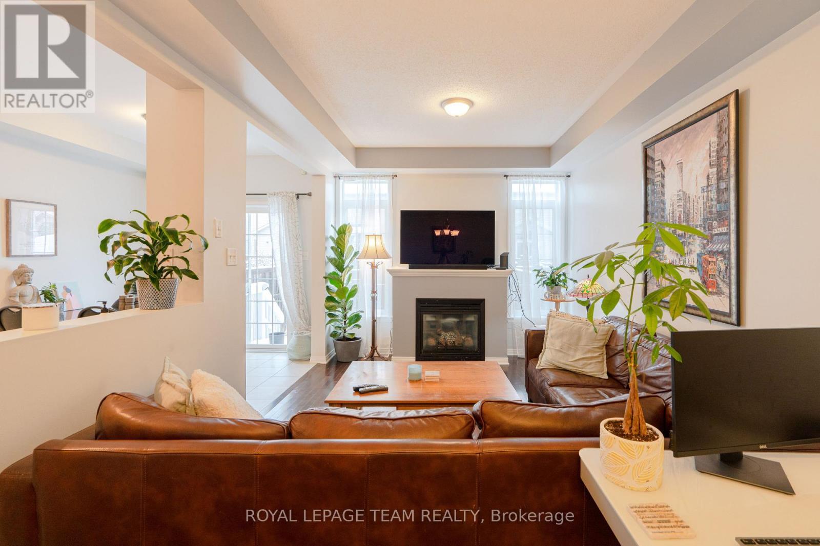 819 Tabaret Street, Ottawa, ON - Indoor Photo Showing Living Room With Fireplace