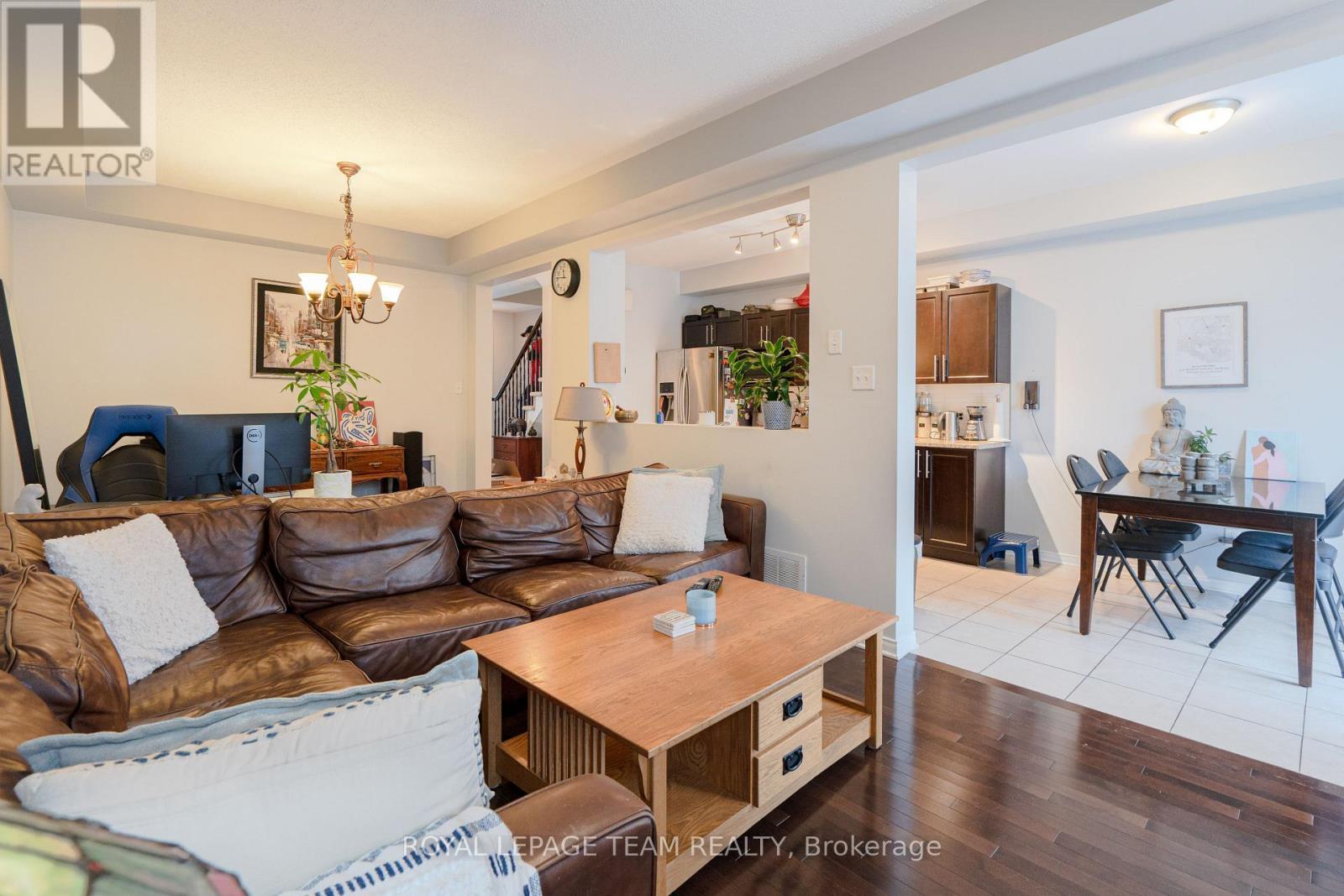 819 Tabaret Street, Ottawa, ON - Indoor Photo Showing Living Room