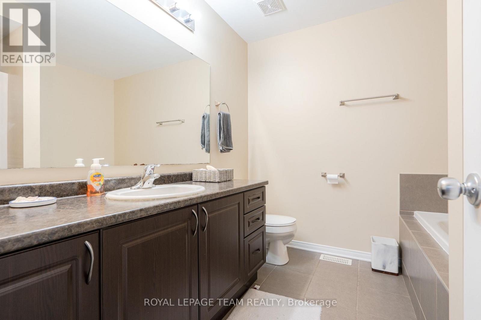 819 Tabaret Street, Ottawa, ON - Indoor Photo Showing Bathroom