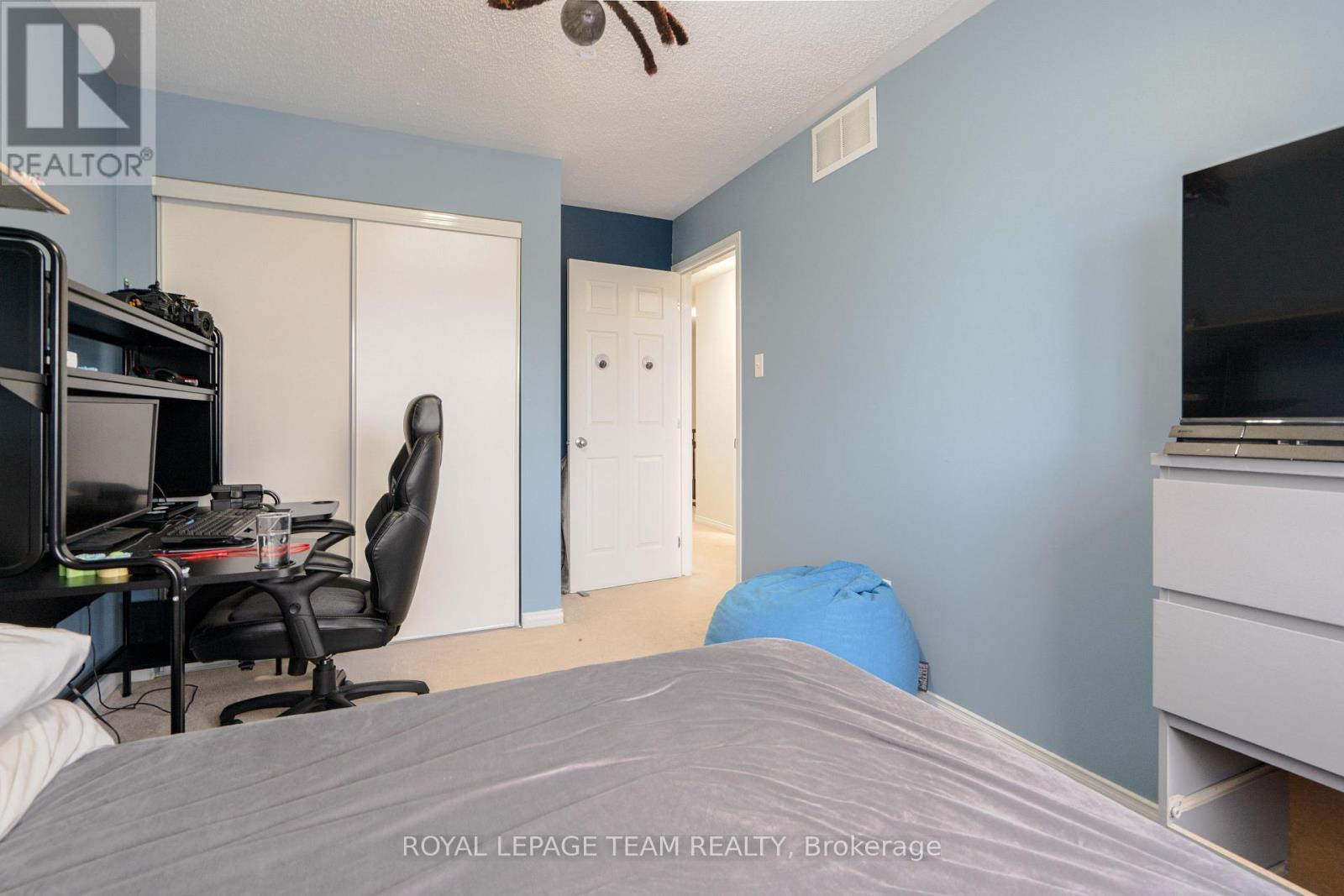 819 Tabaret Street, Ottawa, ON - Indoor Photo Showing Bedroom