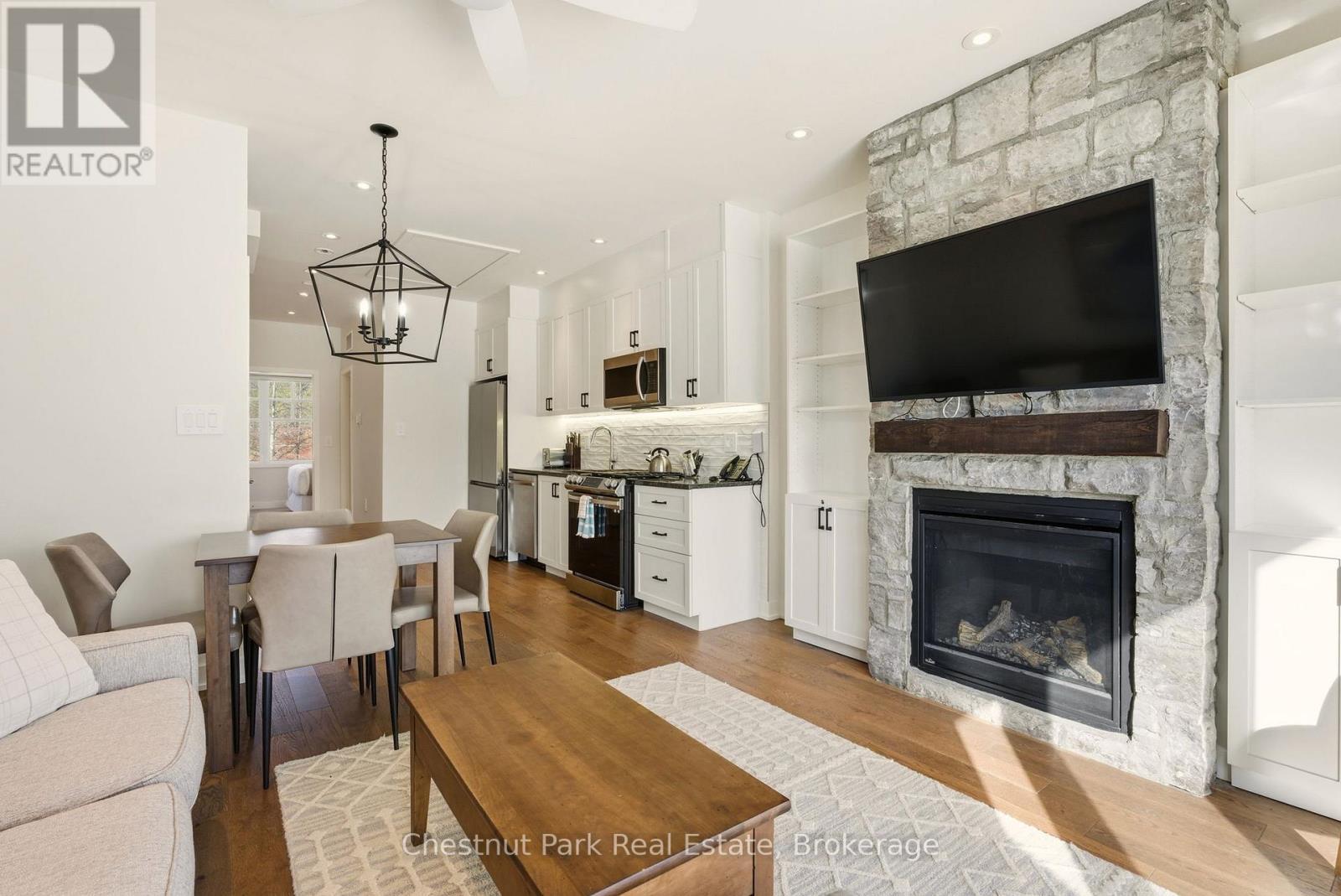 Bhvb201 - 1869 Muskoka Rd 118 West Road, Muskoka Lakes (Monck (Muskoka Lakes)), ON - Indoor Photo Showing Living Room With Fireplace