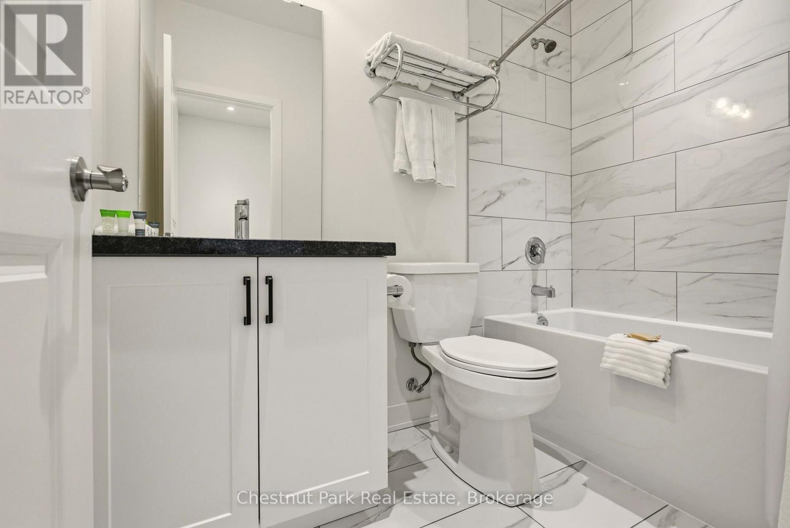 Bhvb201 - 1869 Muskoka Rd 118 West Road, Muskoka Lakes (Monck (Muskoka Lakes)), ON - Indoor Photo Showing Bathroom