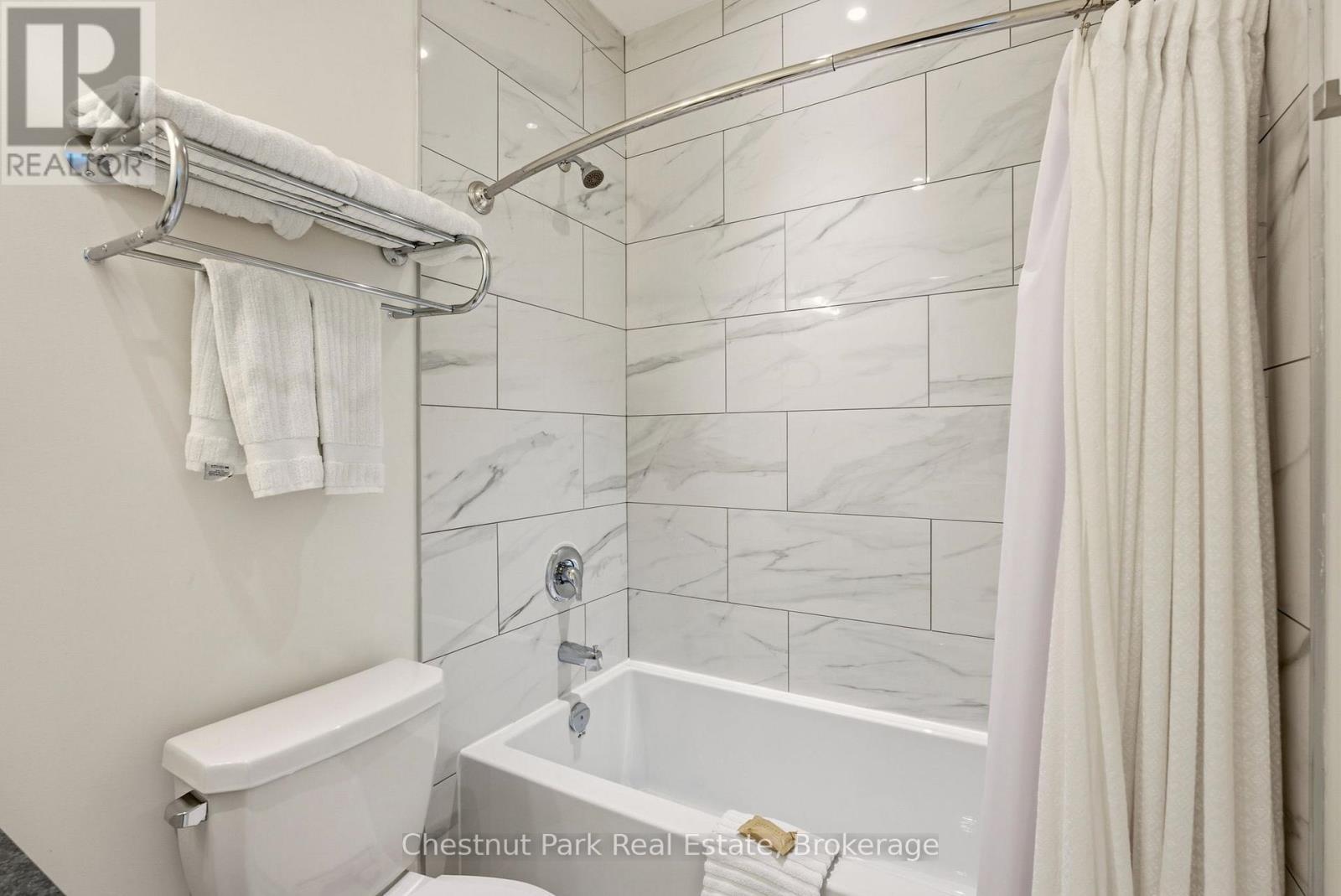 Bhvb201 - 1869 Muskoka Rd 118 West Road, Muskoka Lakes (Monck (Muskoka Lakes)), ON - Indoor Photo Showing Bathroom