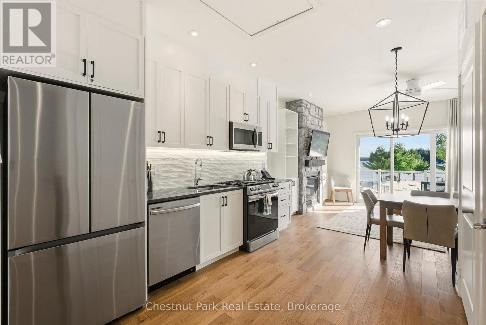 Bhvb201 - 1869 Muskoka Rd 118 West Road, Muskoka Lakes (Monck (Muskoka Lakes)), ON - Indoor Photo Showing Kitchen With Upgraded Kitchen