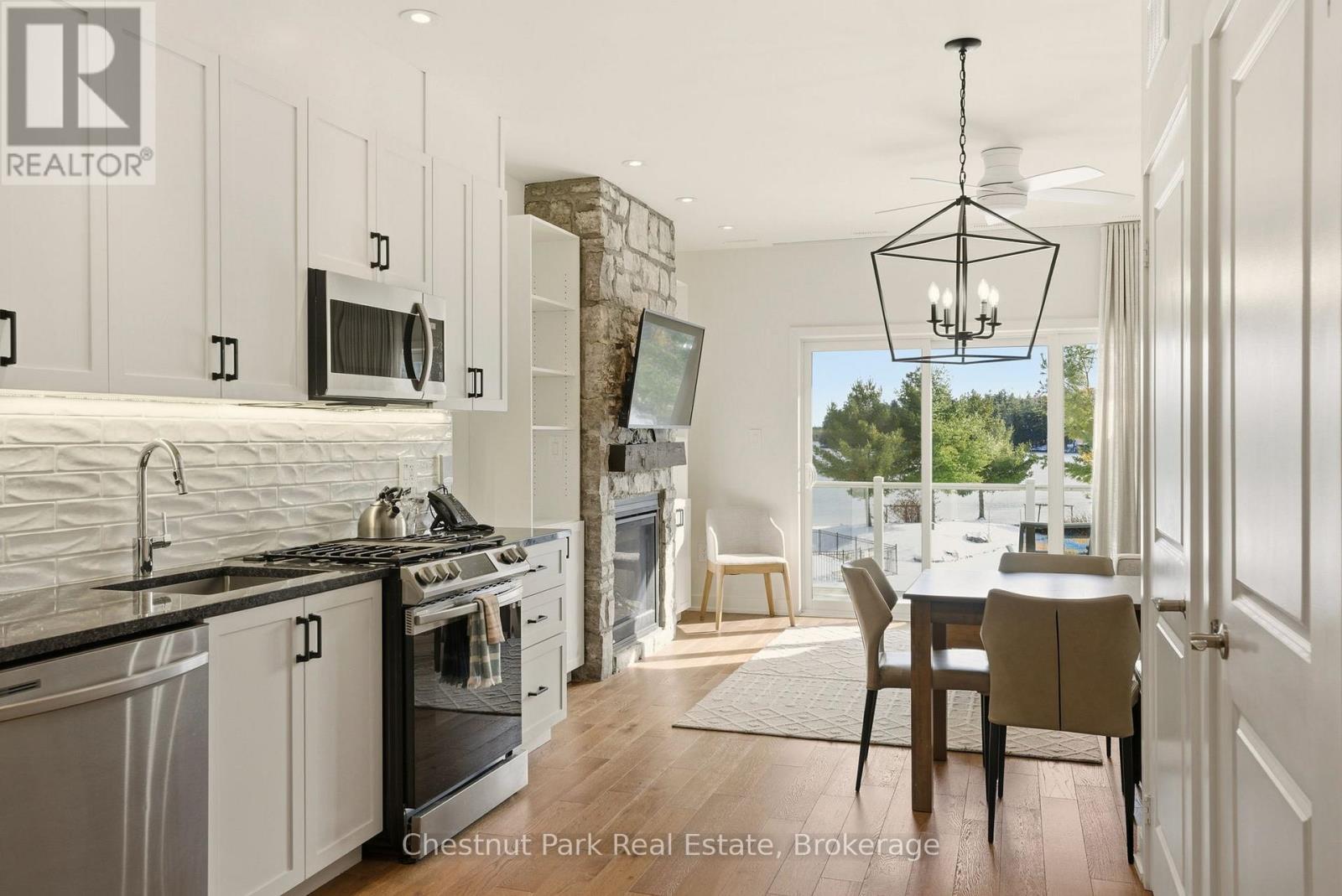 Bhvb201 - 1869 Muskoka Rd 118 West Road, Muskoka Lakes (Monck (Muskoka Lakes)), ON - Indoor Photo Showing Kitchen With Upgraded Kitchen