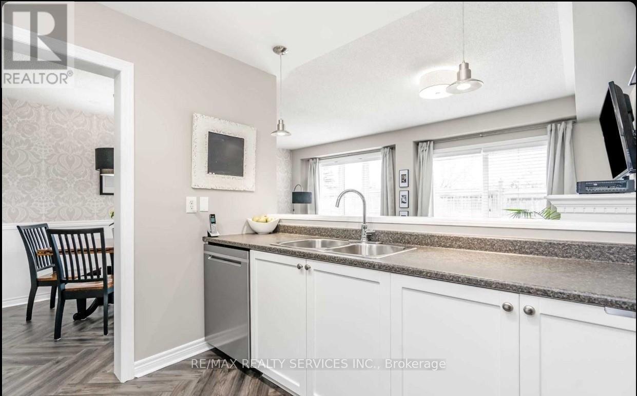 10 - 430 Mapleview Drive E, Barrie, ON - Indoor Photo Showing Kitchen With Double Sink