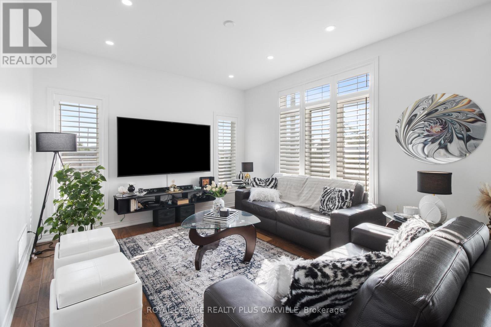 2386 Natasha Circle, Oakville, ON - Indoor Photo Showing Living Room