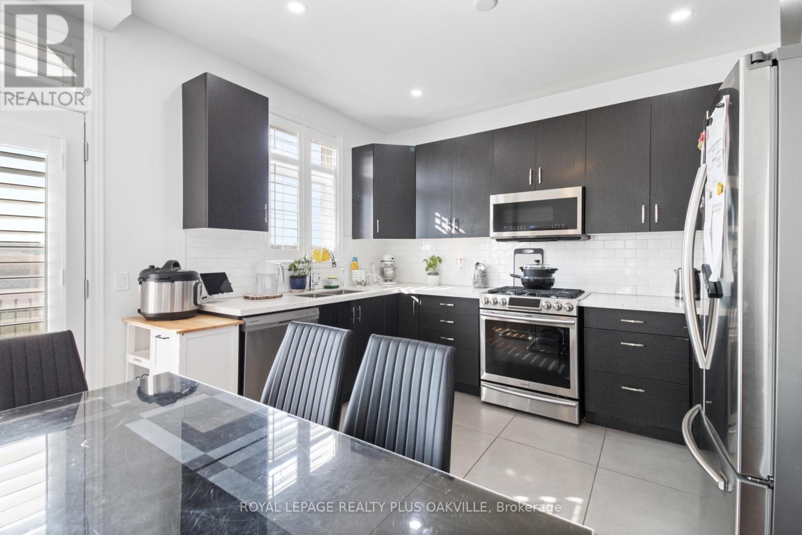 2386 Natasha Circle, Oakville, ON - Indoor Photo Showing Kitchen With Upgraded Kitchen