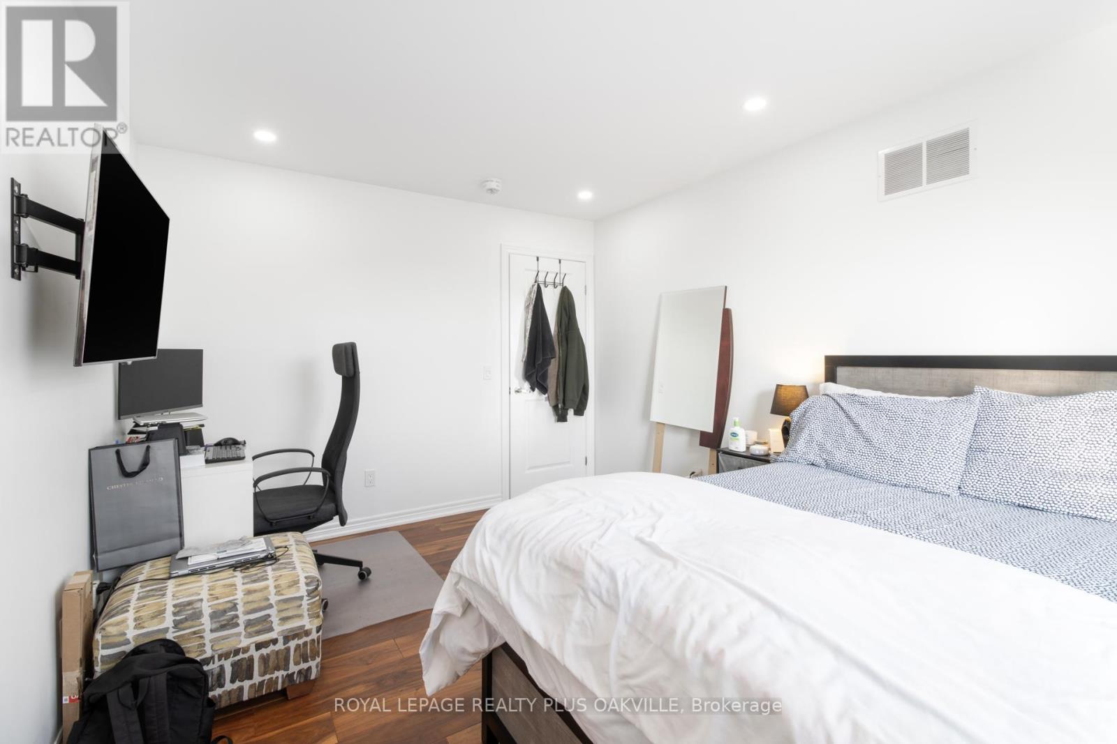 2386 Natasha Circle, Oakville, ON - Indoor Photo Showing Bedroom