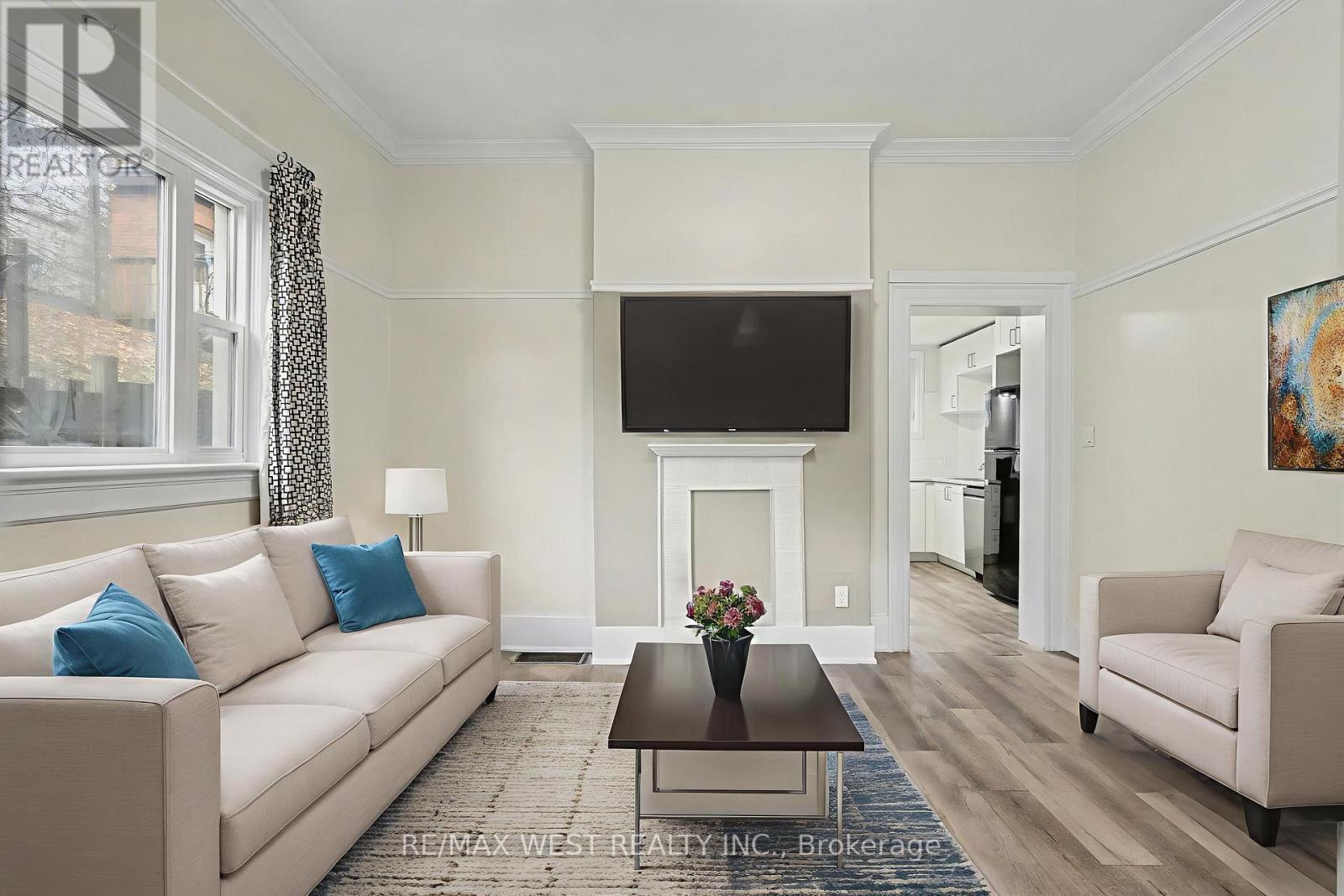 287 Hunter Street E, Hamilton, ON - Indoor Photo Showing Living Room