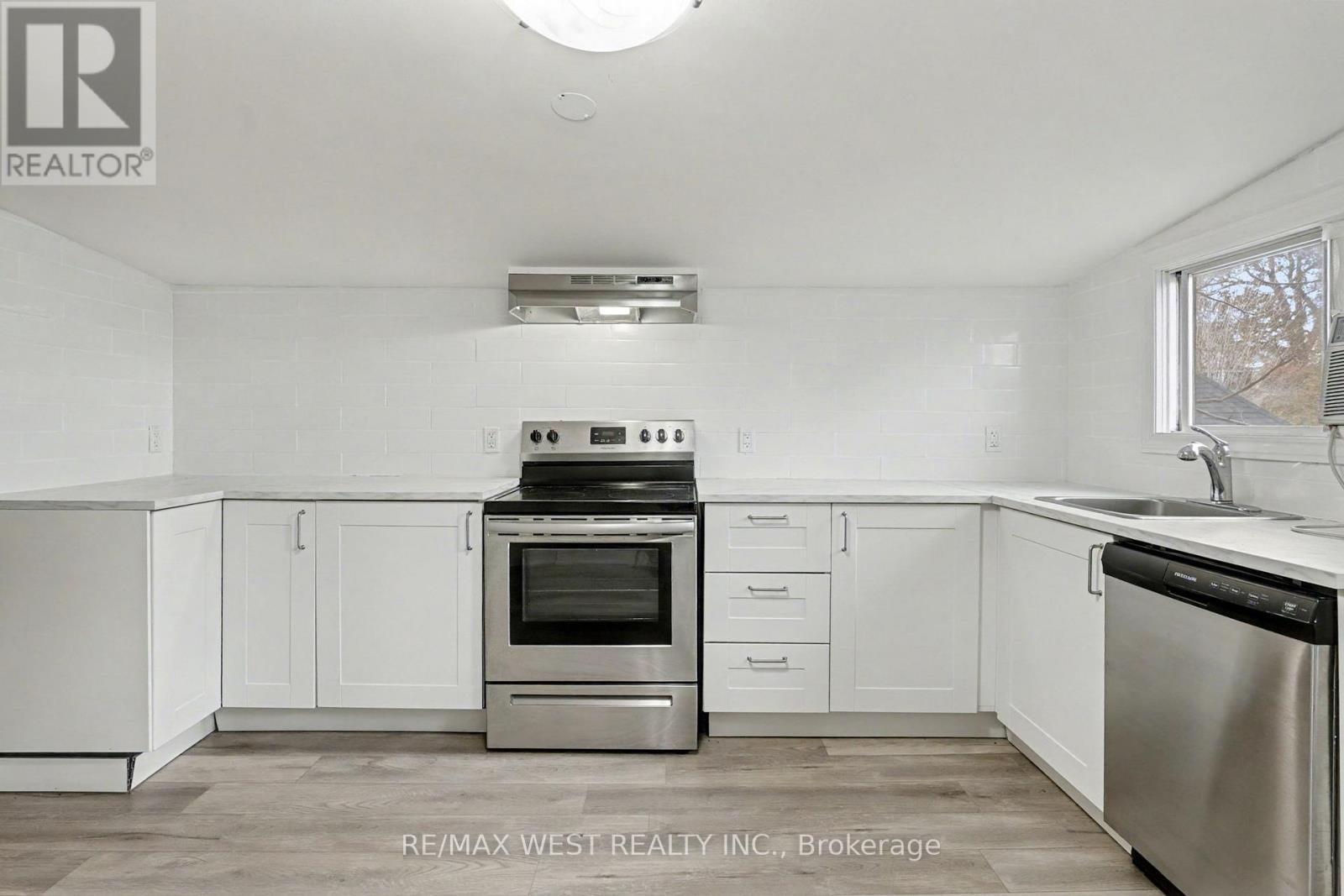 287 Hunter Street E, Hamilton, ON - Indoor Photo Showing Kitchen