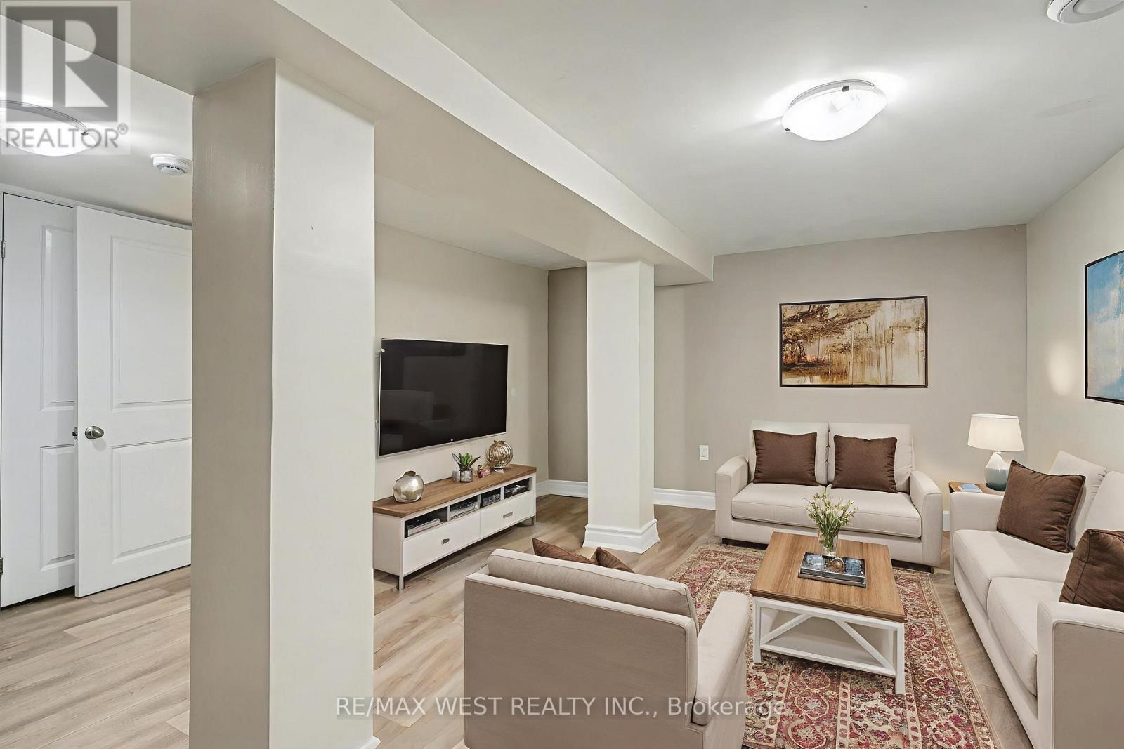 287 Hunter Street E, Hamilton, ON - Indoor Photo Showing Living Room