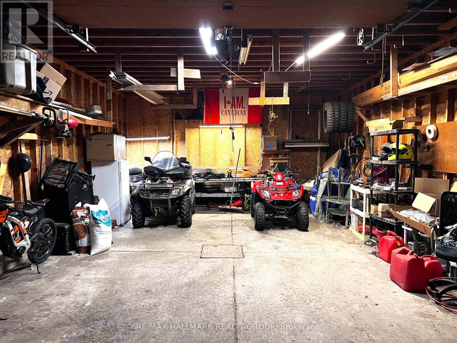 garage - 2121 Con10 Concession, Alfred And Plantagenet, ON - Indoor Photo Showing Garage