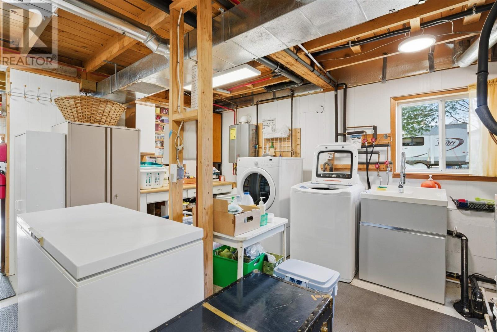 11 John St, Iron Bridge, ON - Indoor Photo Showing Laundry Room