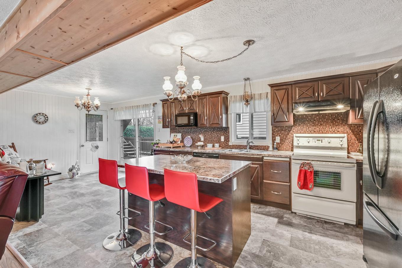 Kitchen - 100 Rue Berton, Saint-Blaise-Sur-Richelieu, QC - Indoor Photo Showing Kitchen With Double Sink