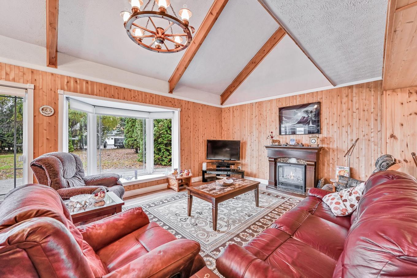 Living room - 100 Rue Berton, Saint-Blaise-Sur-Richelieu, QC - Indoor Photo Showing Living Room With Fireplace