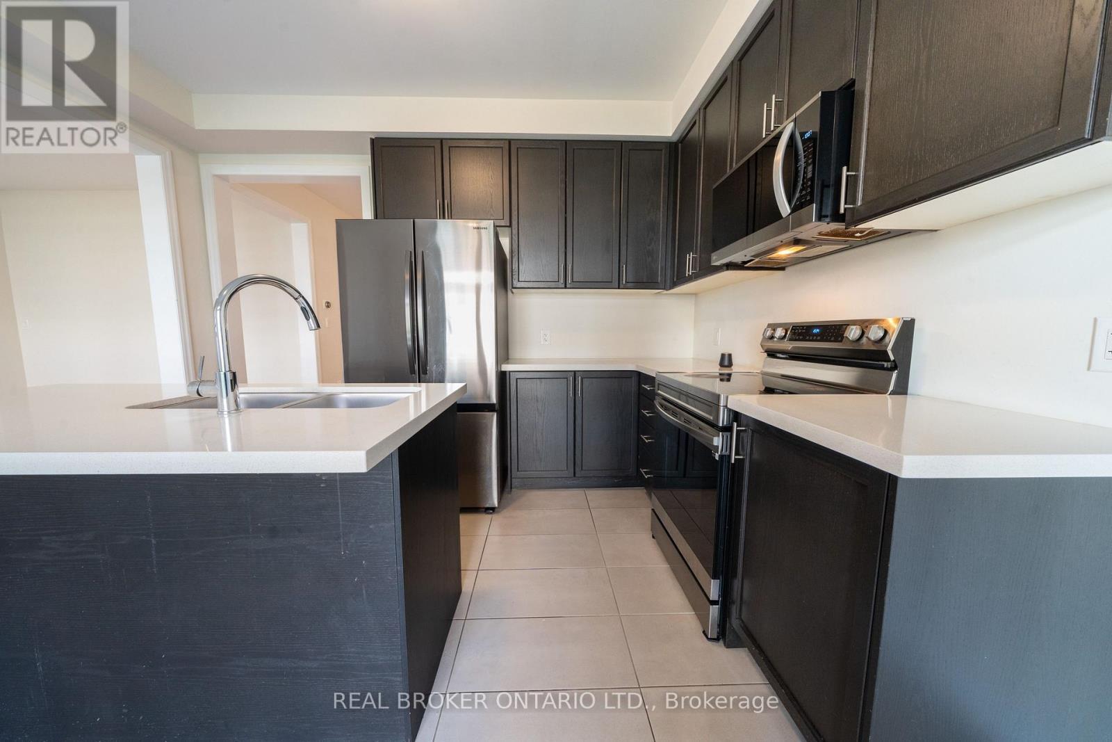 6 Northrop Avenue N, Clarington, ON - Indoor Photo Showing Kitchen With Double Sink With Upgraded Kitchen