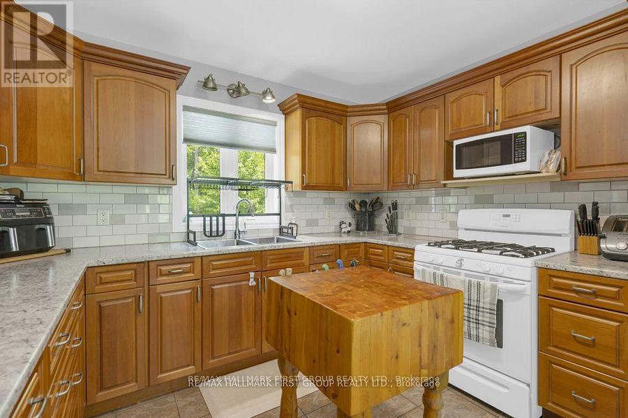 1571 Cordova Road, Marmora And Lake (Marmora Ward), ON - Indoor Photo Showing Kitchen With Double Sink