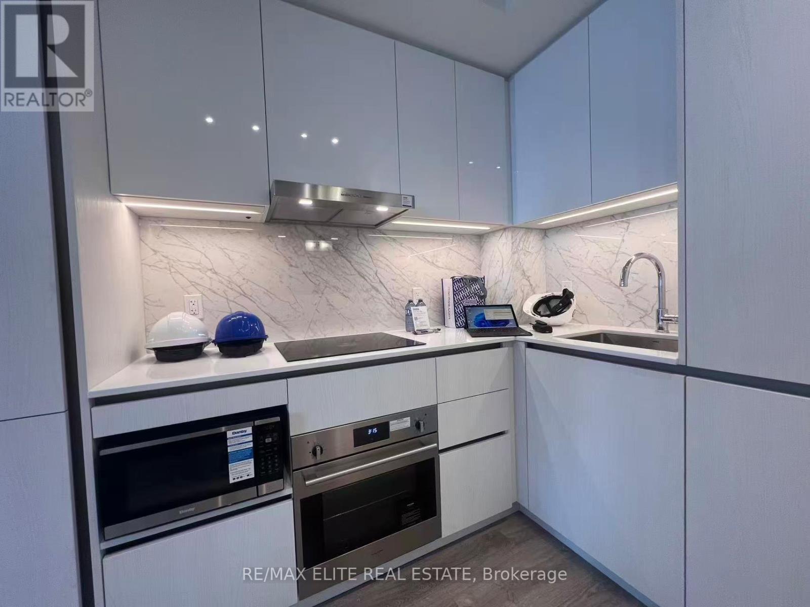 1715 - 8 Interchange Way, Vaughan, ON - Indoor Photo Showing Kitchen With Upgraded Kitchen