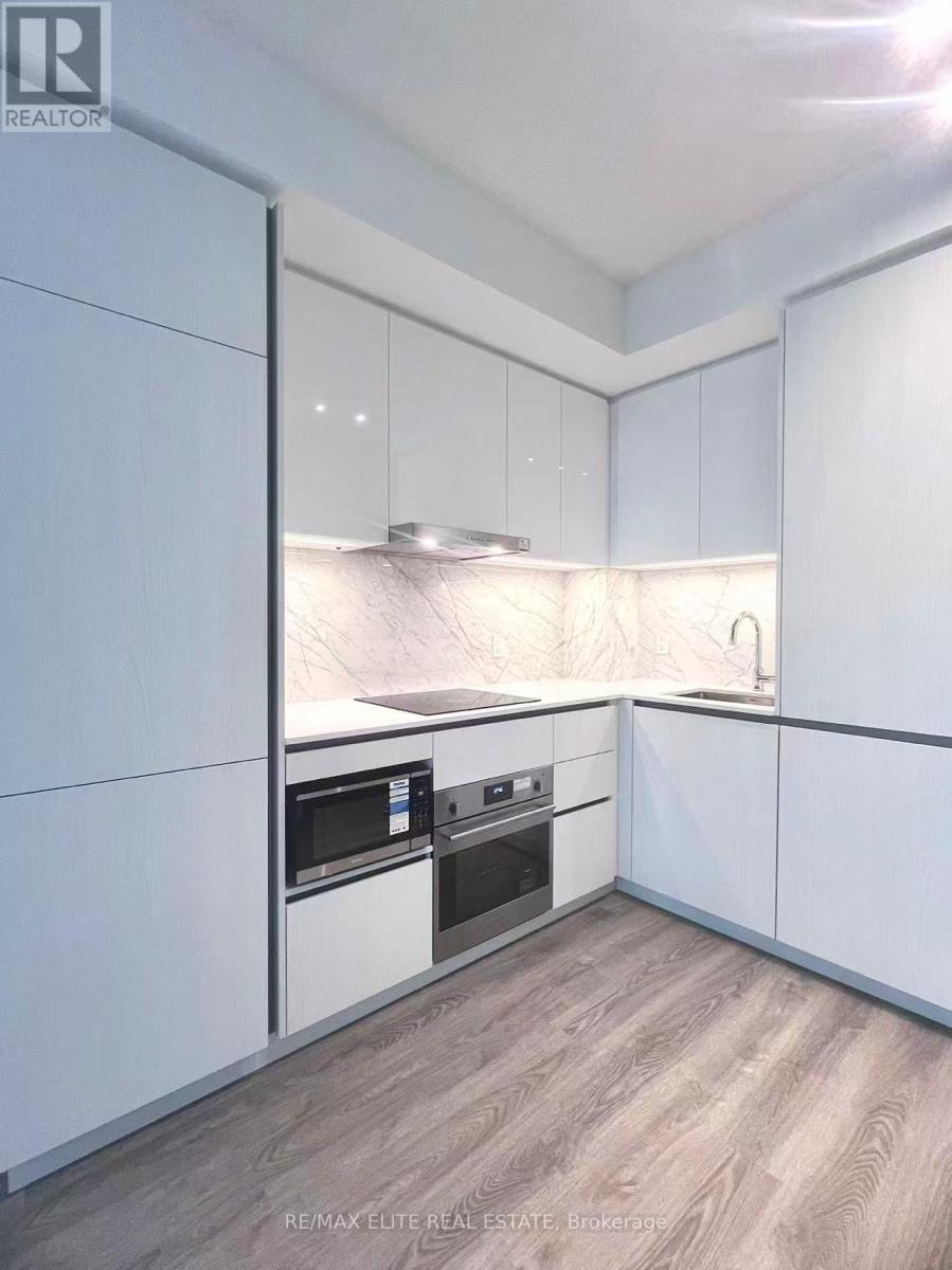 1715 - 8 Interchange Way, Vaughan, ON - Indoor Photo Showing Kitchen