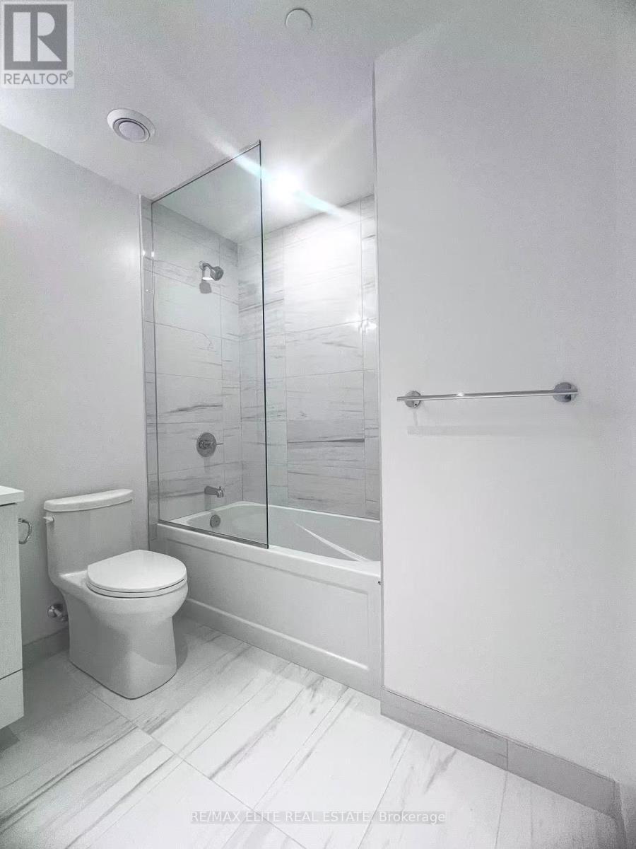 1715 - 8 Interchange Way, Vaughan, ON - Indoor Photo Showing Bathroom