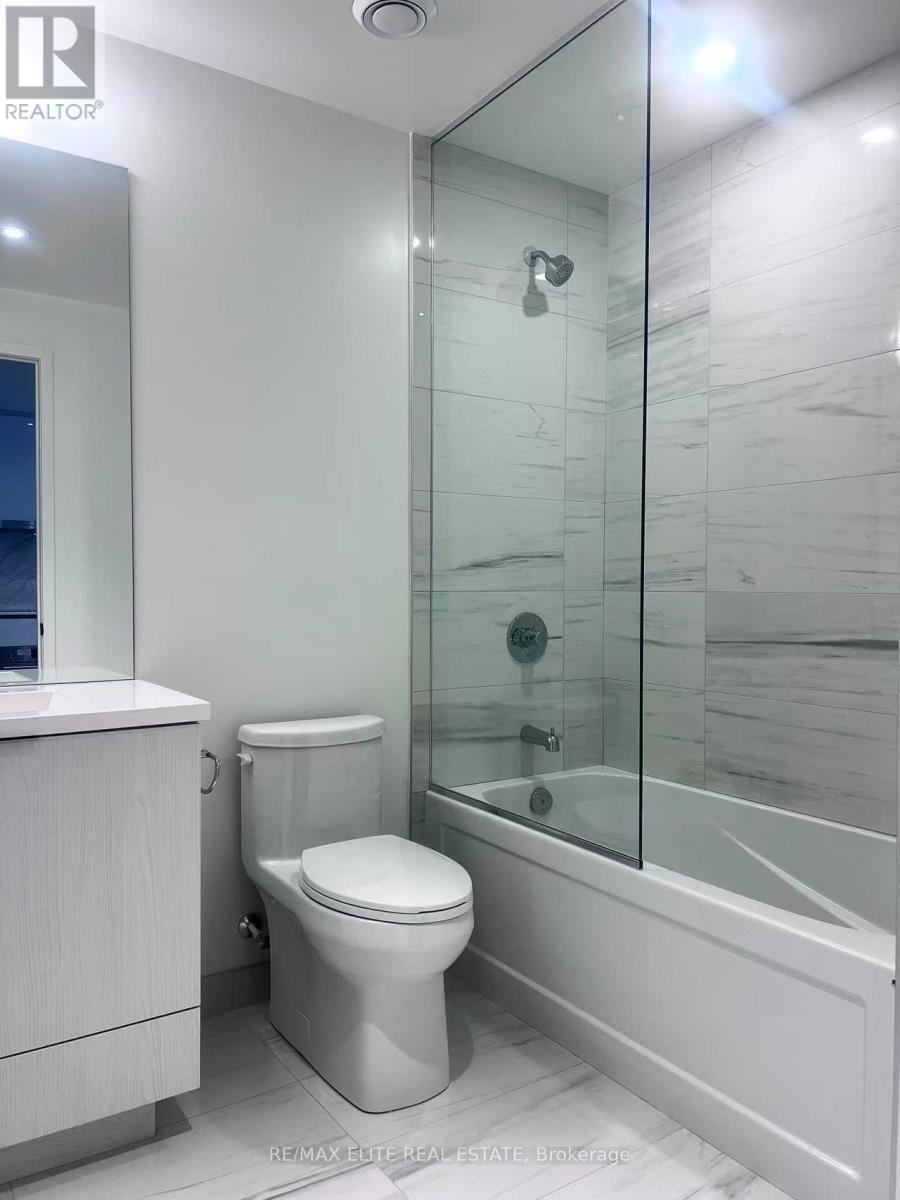 1715 - 8 Interchange Way, Vaughan, ON - Indoor Photo Showing Bathroom